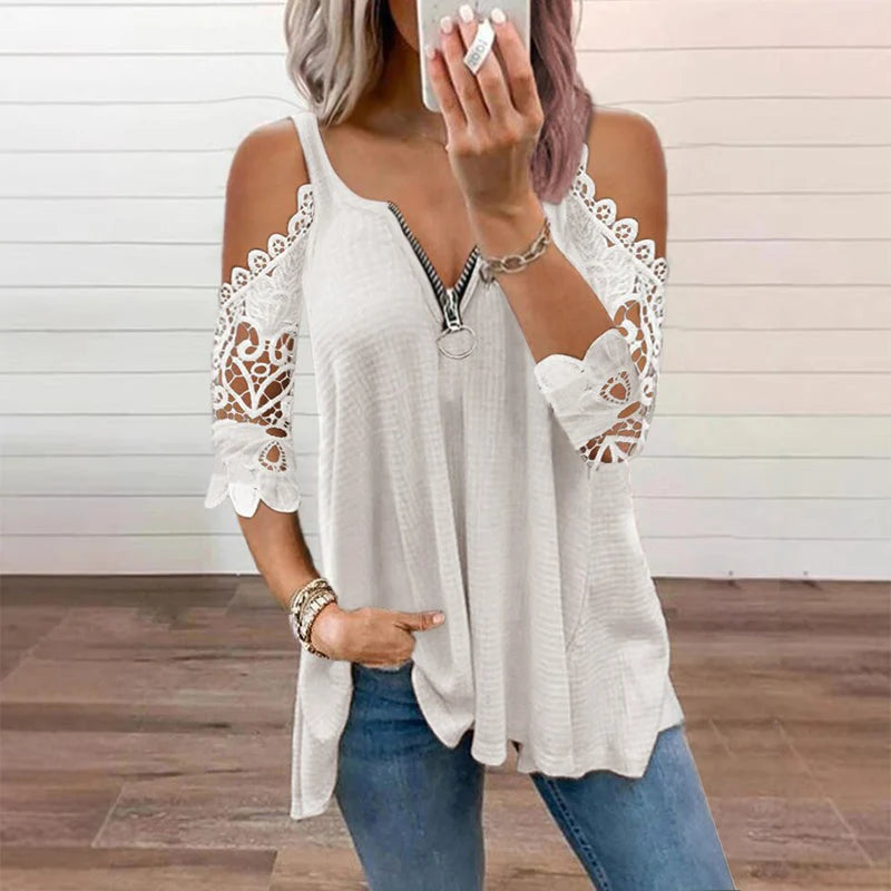 THE ELISE | Flatterende bluse med åbne skuldre og blondedetaljer