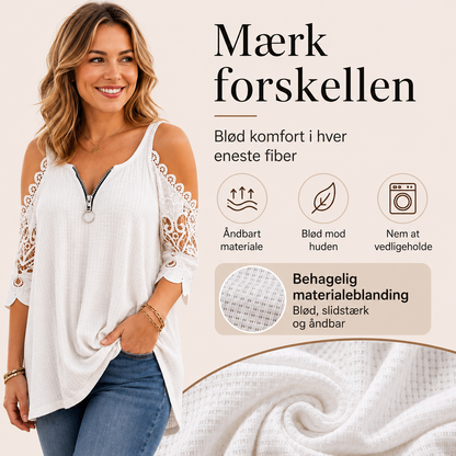 THE ELISE | Flatterende bluse med åbne skuldre og blondedetaljer