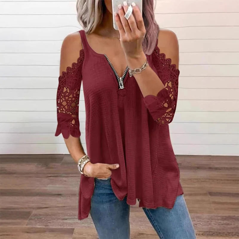THE ELISE | Flatterende bluse med åbne skuldre og blondedetaljer