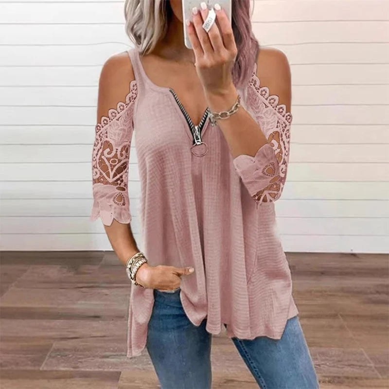 THE ELISE | Flatterende bluse med åbne skuldre og blondedetaljer