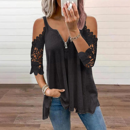THE ELISE | Flatterende bluse med åbne skuldre og blondedetaljer