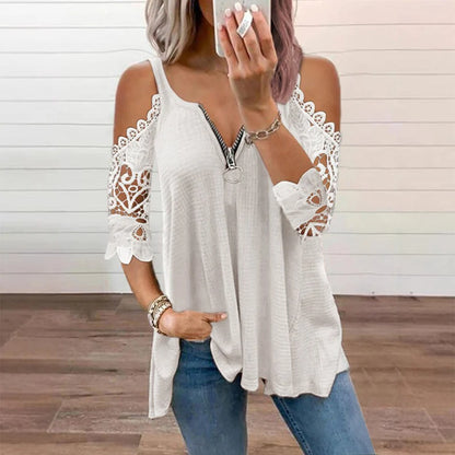 THE ELISE | Flatterende bluse med åbne skuldre og blondedetaljer